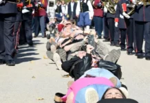 Κεφαλονιά: Πιστοί ξάπλωσαν για να περάσει το σκήνωμα του Αγίου