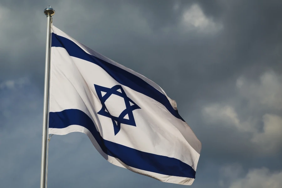 presveia-tou-israil-stin-athina-i-emveleia-ton-iranikon-vallistikon-pyravlon-ekteinetai-eos-tin-evro.webp