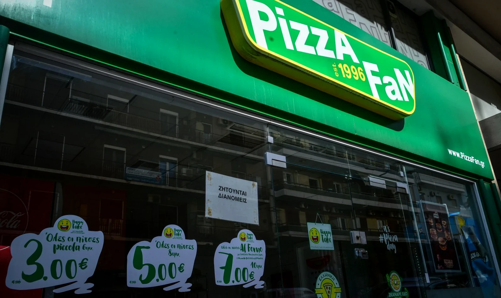 skandalo-megatonon-stin-pizza-fan-mystiki-krypti-me-11-ekat-evro-se-vila-idioktiti-kai-21-syllipseis.webp