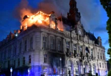 Λιμόζ: Στάχτη το ιστορικό δημαρχείο, 40χρονος ύποπτος για εμπρησμό